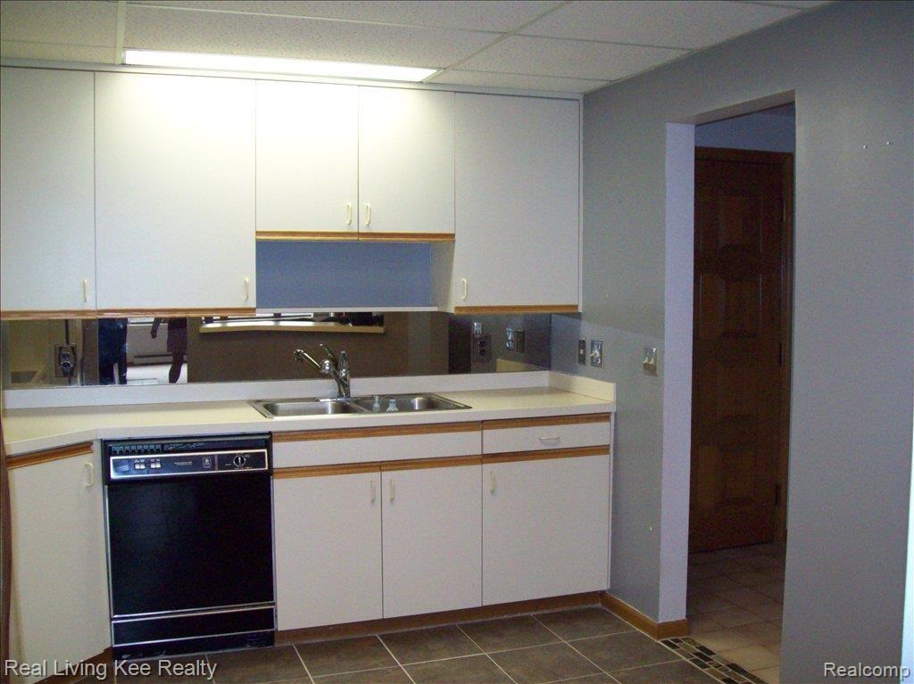875 GreenView Court, Unit 55 Rochester, MI 48307 - Photo 1 of 4 Kitchen 1