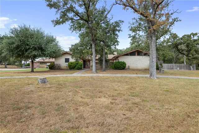 a view of backyard of the house