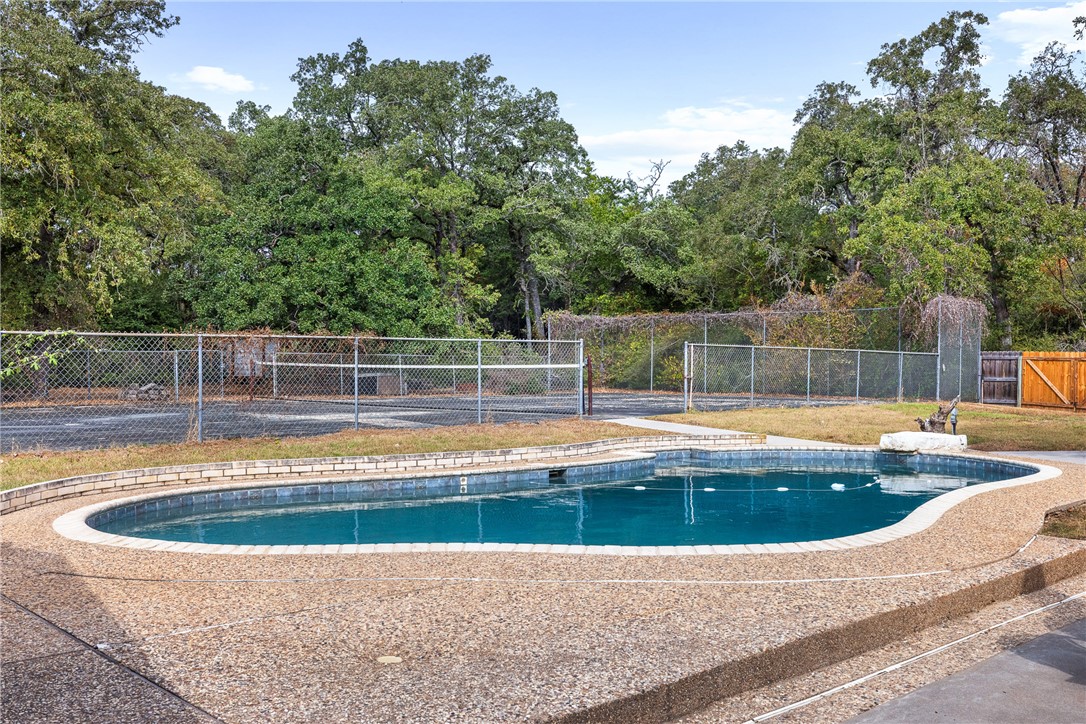 1027 Shadylane Drive Lexington, TX 78947 - Photo 7 of 45 a view of swimming pool with a yard