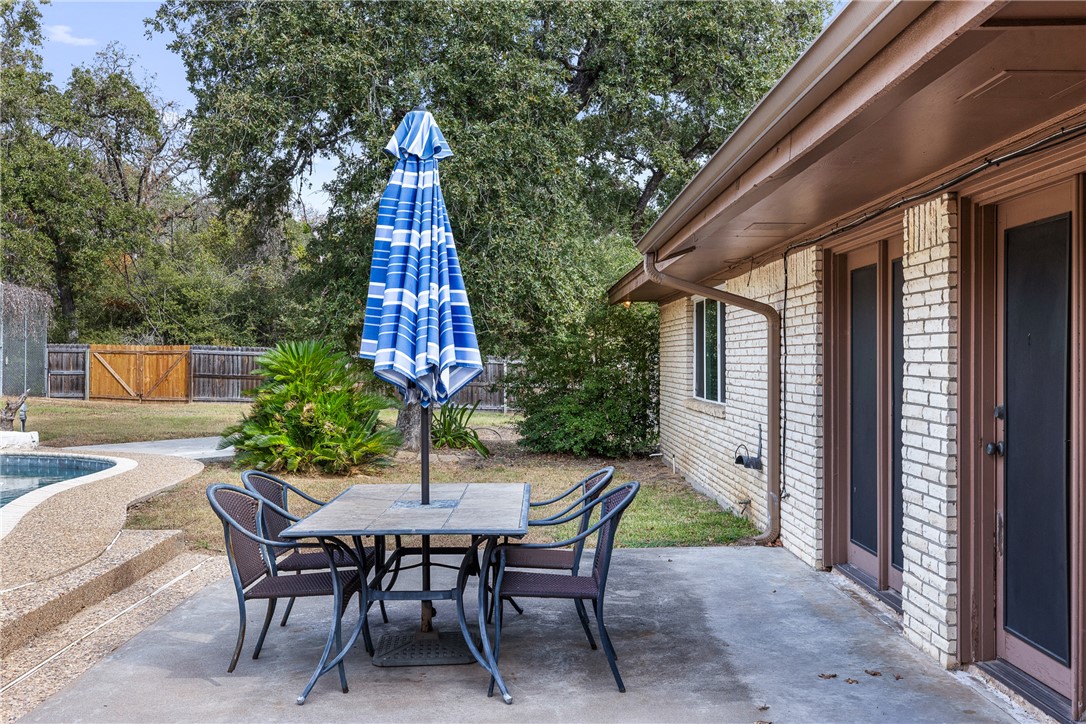 1027 Shadylane Drive Lexington, TX 78947 - Photo 8 of 45 a view of a table and chairs in patio of the house