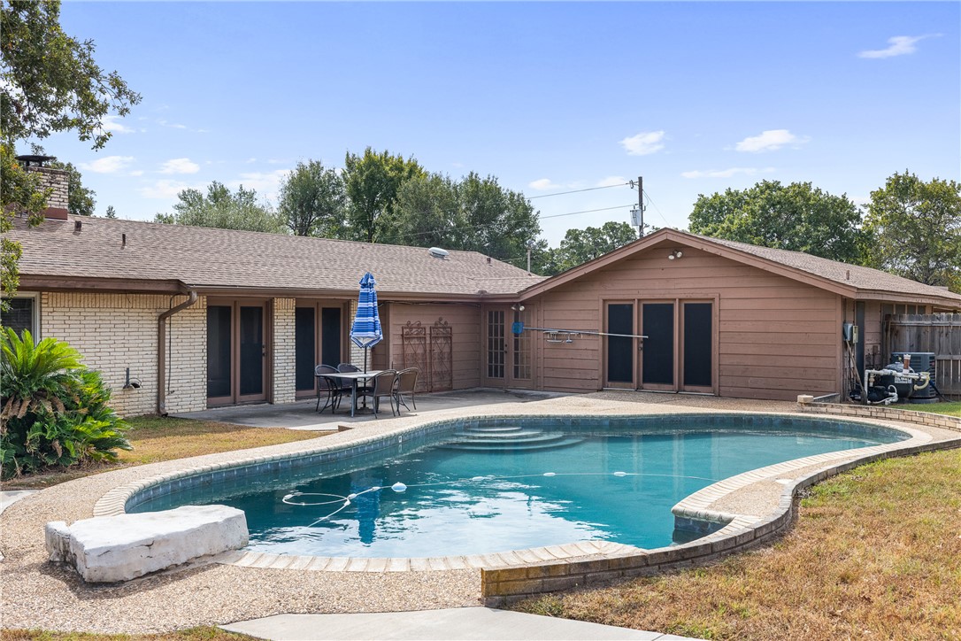 1027 Shadylane Drive Lexington, TX 78947 - Photo 9 of 45 a view of a house with swimming pool and sitting area