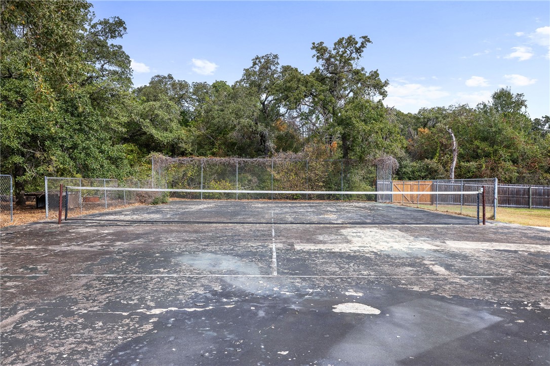 1027 Shadylane Drive Lexington, TX 78947 - Photo 10 of 45 a view of a backyard