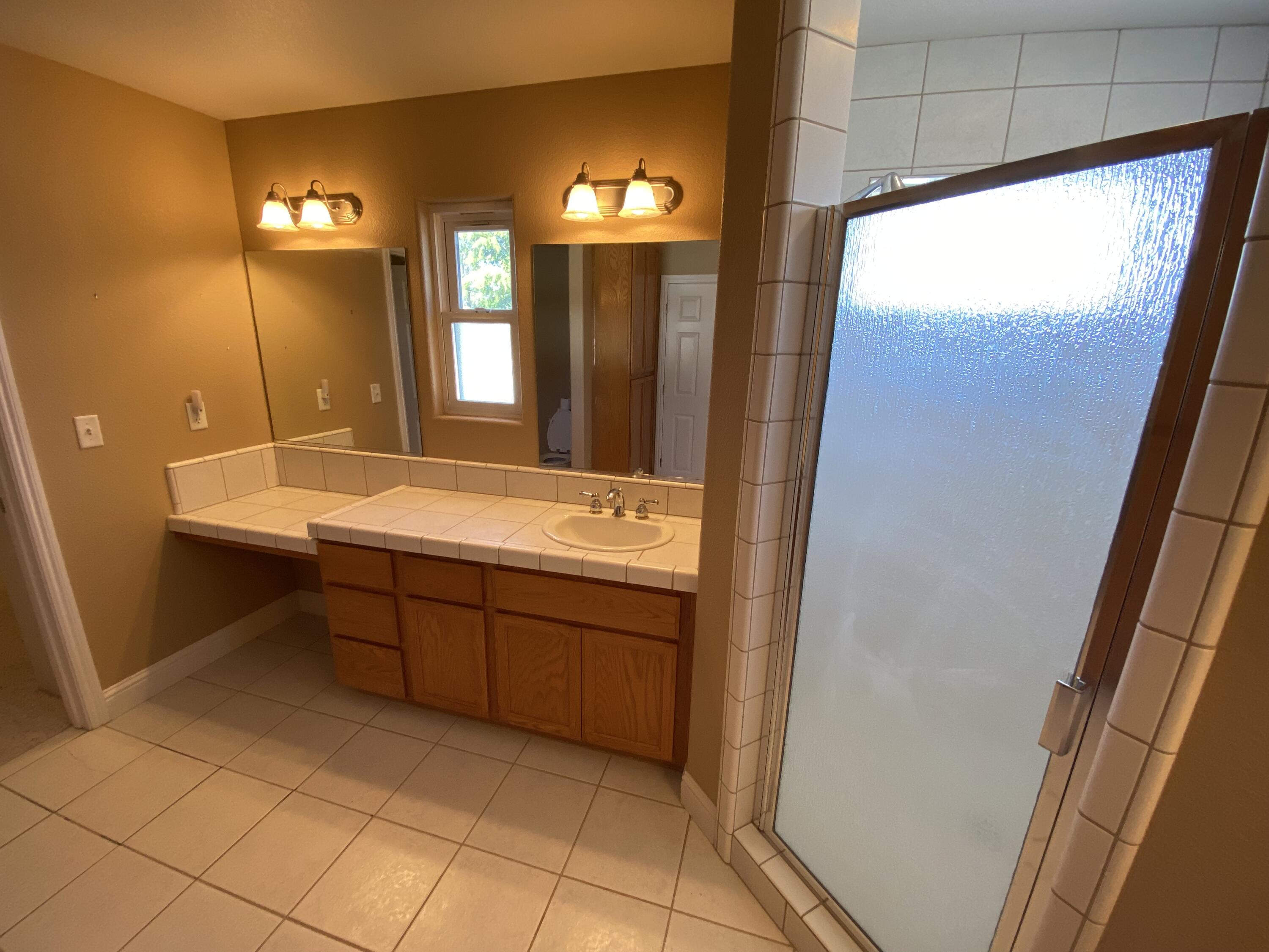 6865 Amber Ridge Drive Anderson, CA 96007 - Photo 13 of 26 Primary Bathroom