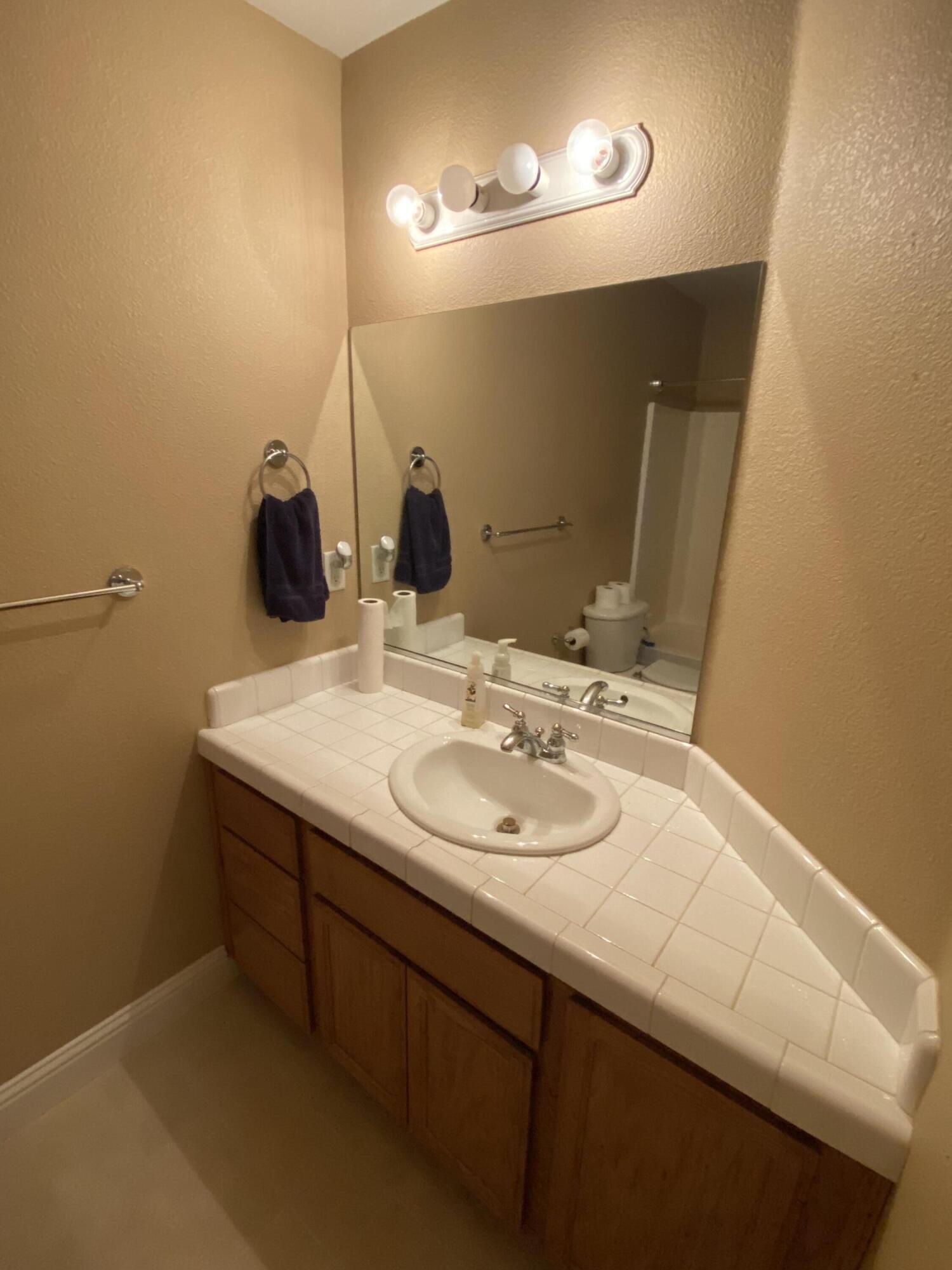 6865 Amber Ridge Drive Anderson, CA 96007 - Photo 16 of 26 Guest bathroom
