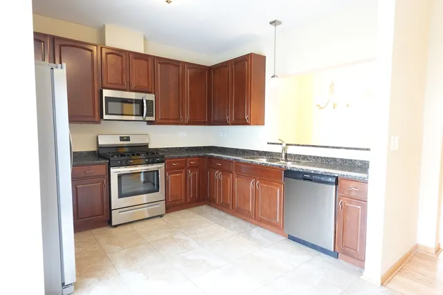 $2,950 | 1093 North Claremont Drive, Unit 714, Palatine, IL 60074