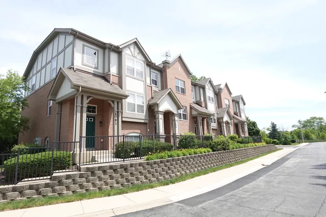 $2,950 | 1093 North Claremont Drive, Unit 714, Palatine, IL 60074