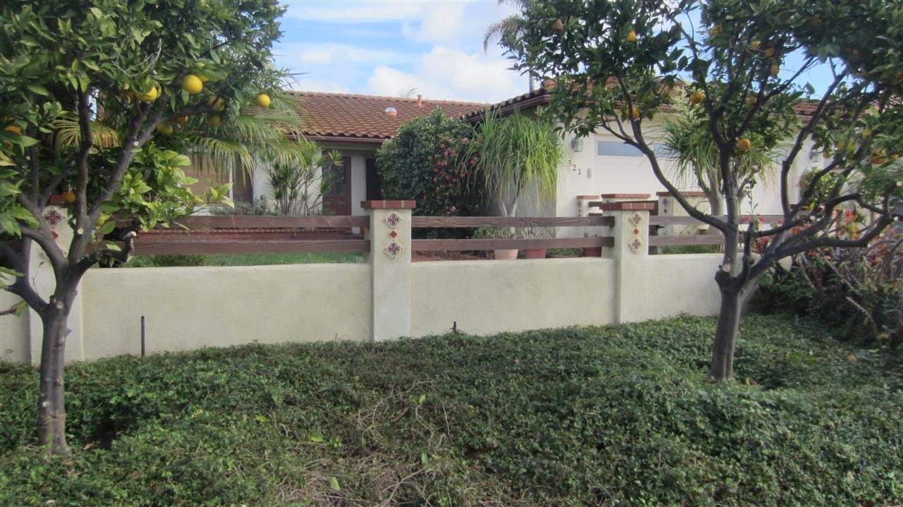 321 Trailview Road Encinitas, CA 92024 - Photo 3 of 25 321 Trailview Road private front yard and entrance.