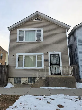 $1,400 | 1712 West 33rd Place, Unit 1, Chicago, IL 60608