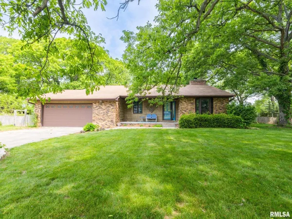 $215,000 | 244 Whispering Oaks Drive, Germantown Hills, IL 61548