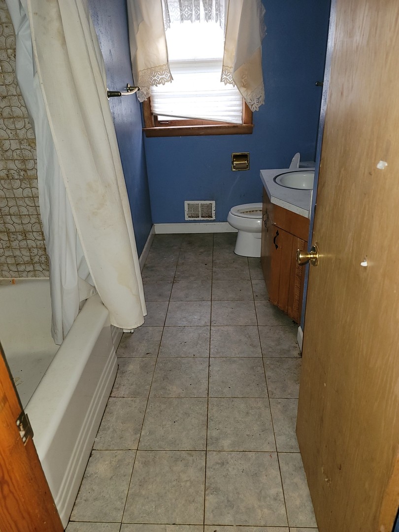 213 South Summit Street Wheaton, IL 60187 - Photo 14 of 33 a bathroom with a sink a toilet and a window