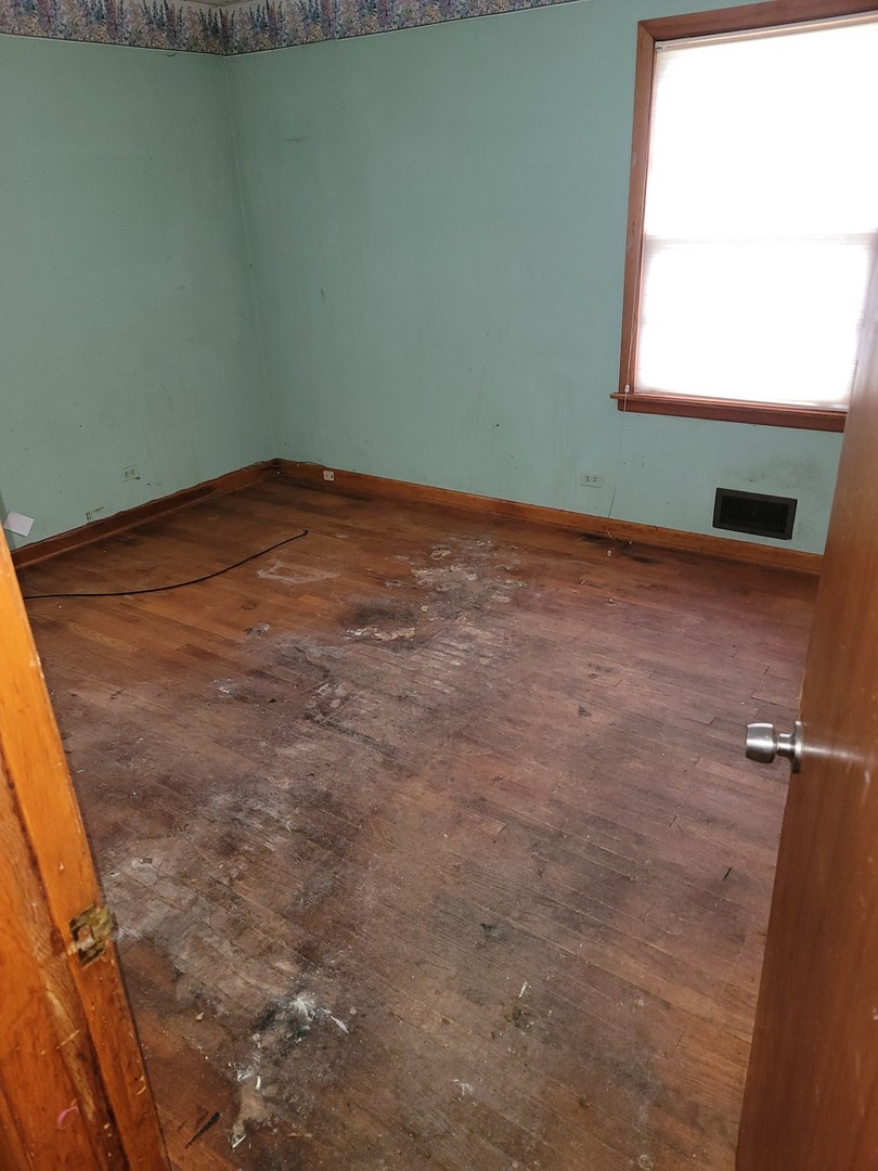 213 South Summit Street Wheaton, IL 60187 - Photo 16 of 33 an empty room with a window
