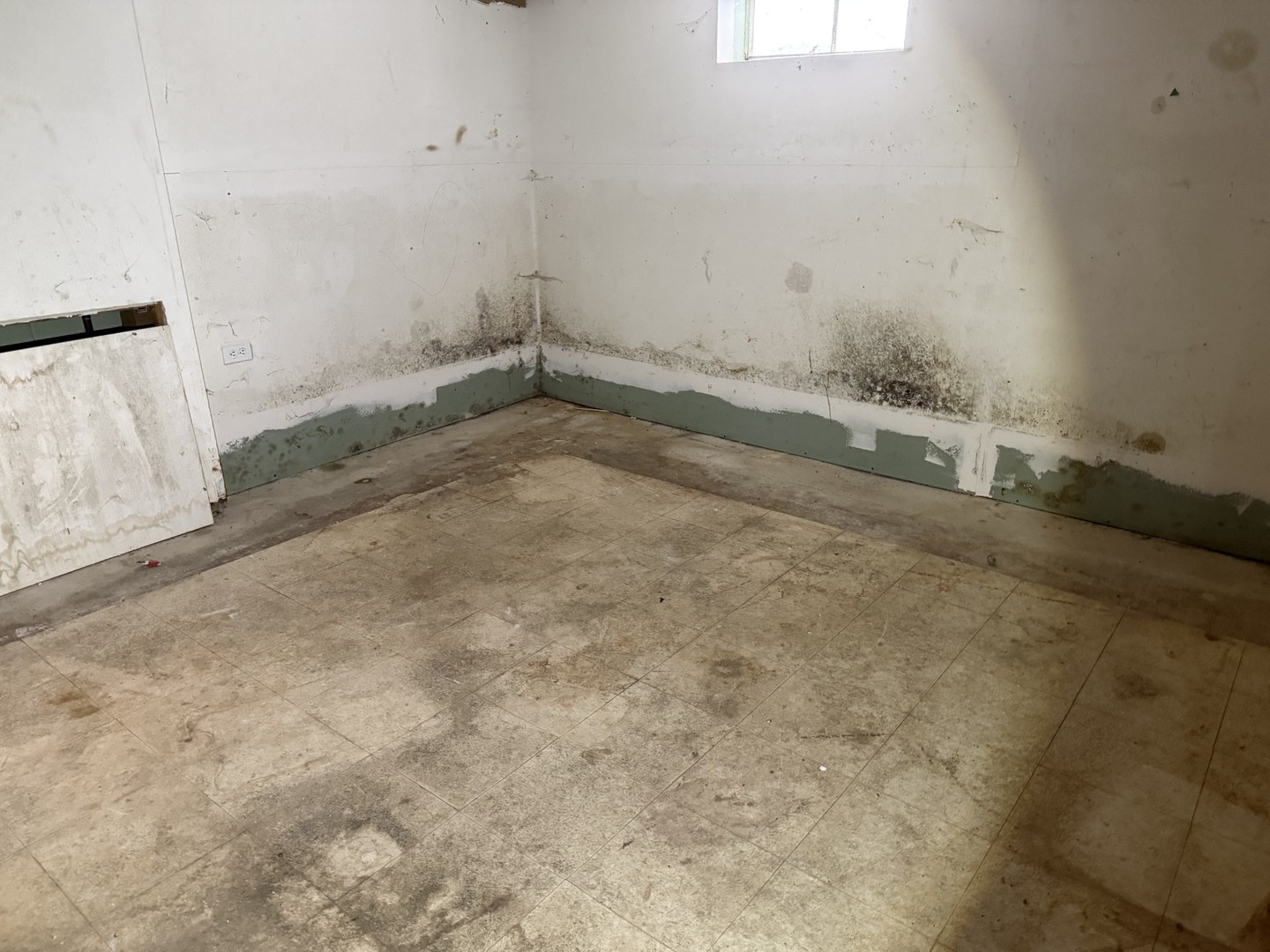 213 South Summit Street Wheaton, IL 60187 - Photo 20 of 33 a view of a room with an empty space