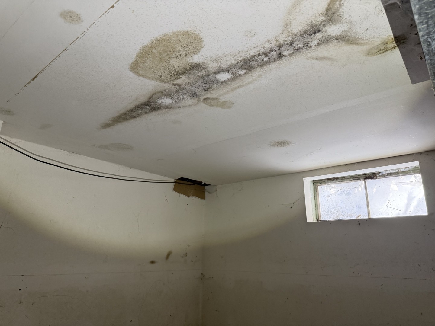 213 South Summit Street Wheaton, IL 60187 - Photo 23 of 33 a view of a small space