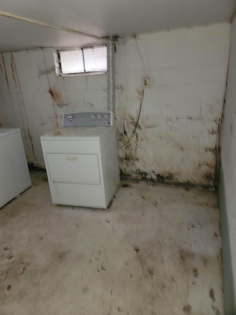 213 South Summit Street Wheaton, IL 60187 - Photo 24 of 33 a utility room with a washer and dryer