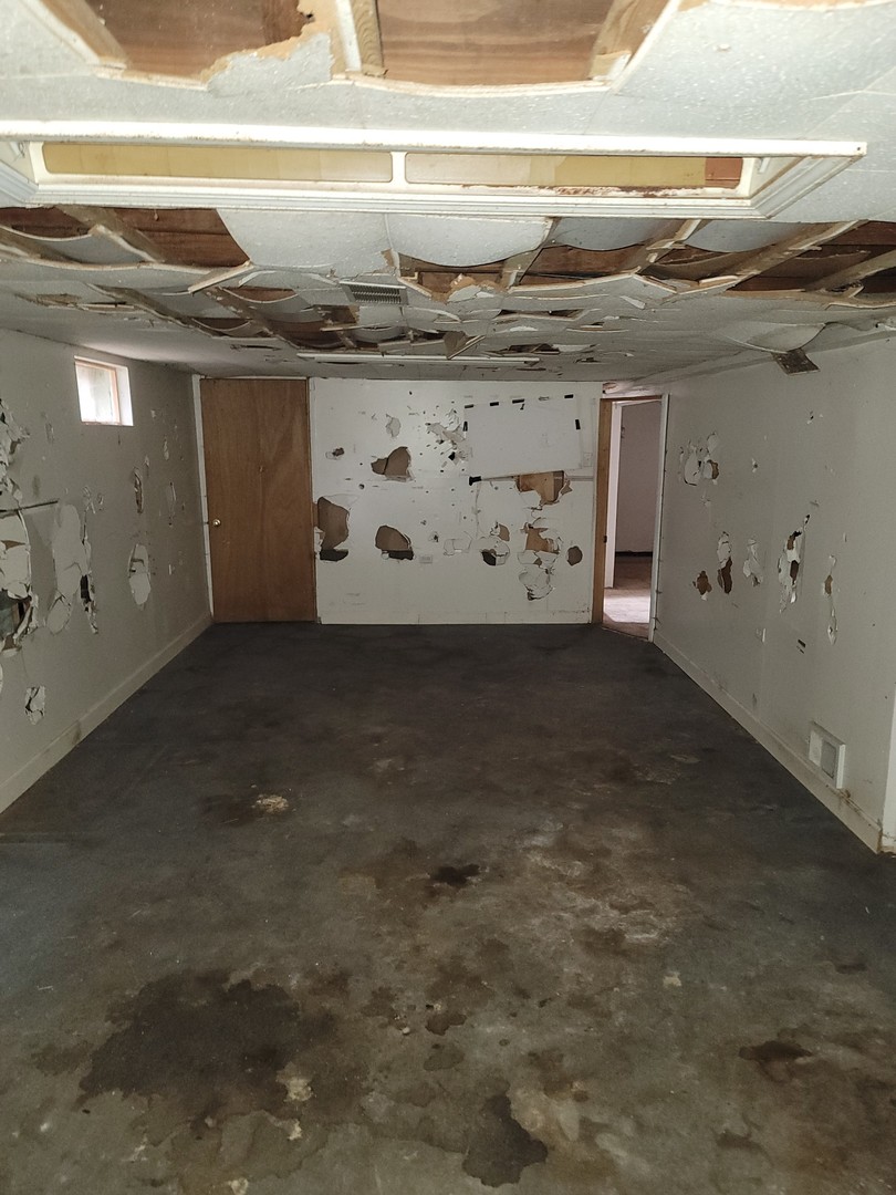 213 South Summit Street Wheaton, IL 60187 - Photo 26 of 33 a view of a garage