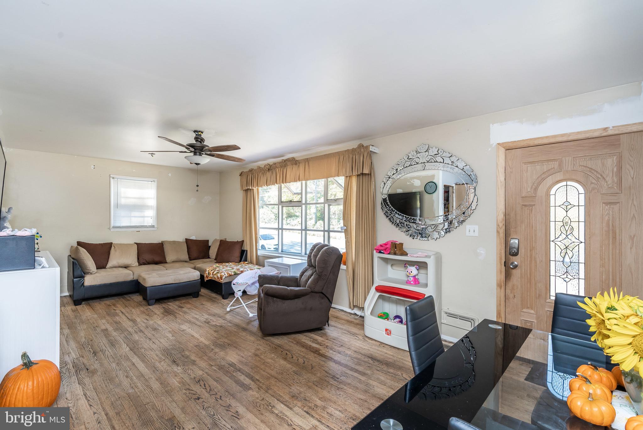 421 North Hammonds Ferry Road Linthicum, MD 21090 - Photo 5 of 41 Living Room