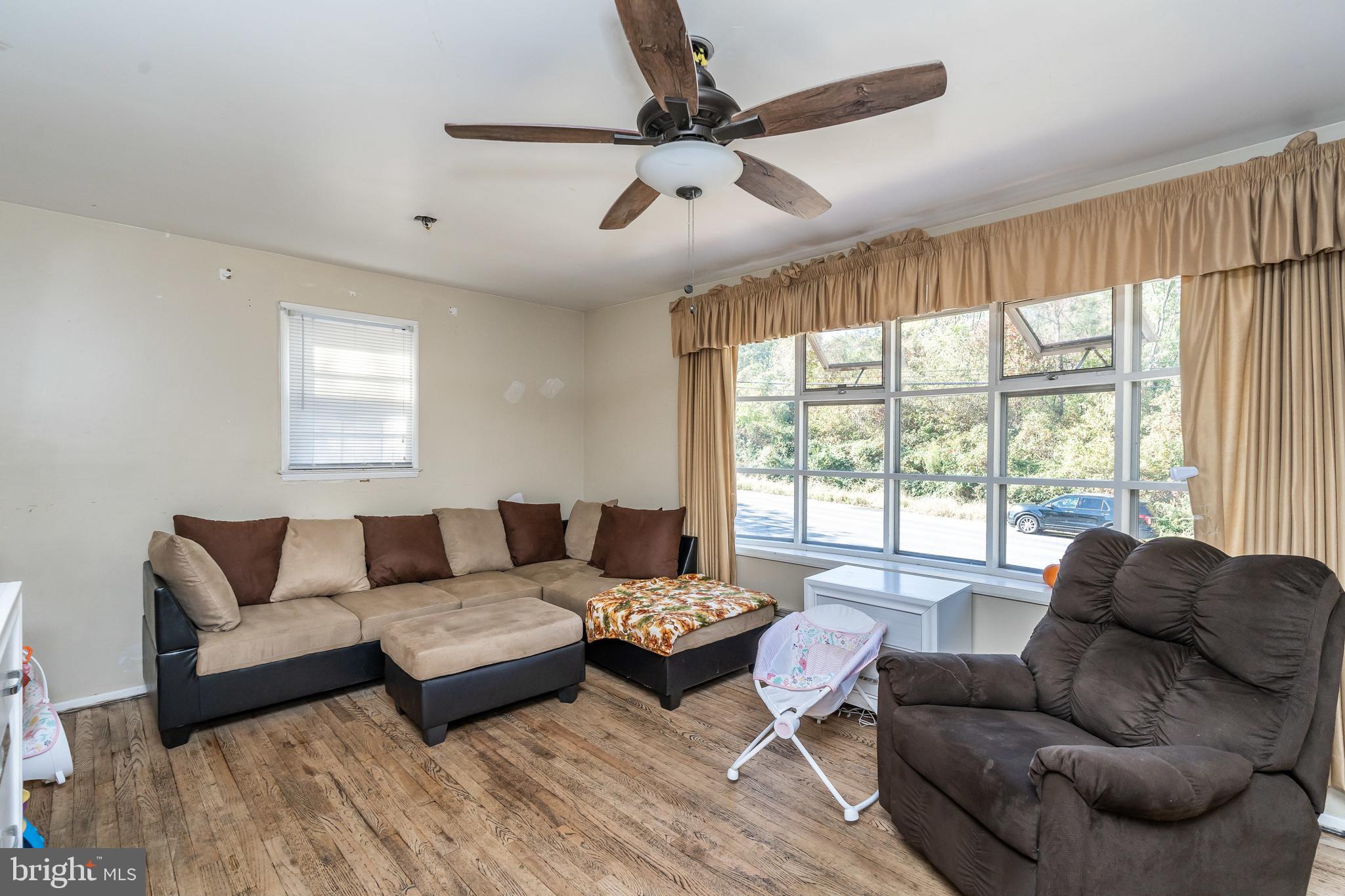 421 North Hammonds Ferry Road Linthicum, MD 21090 - Photo 6 of 41 Living Room
