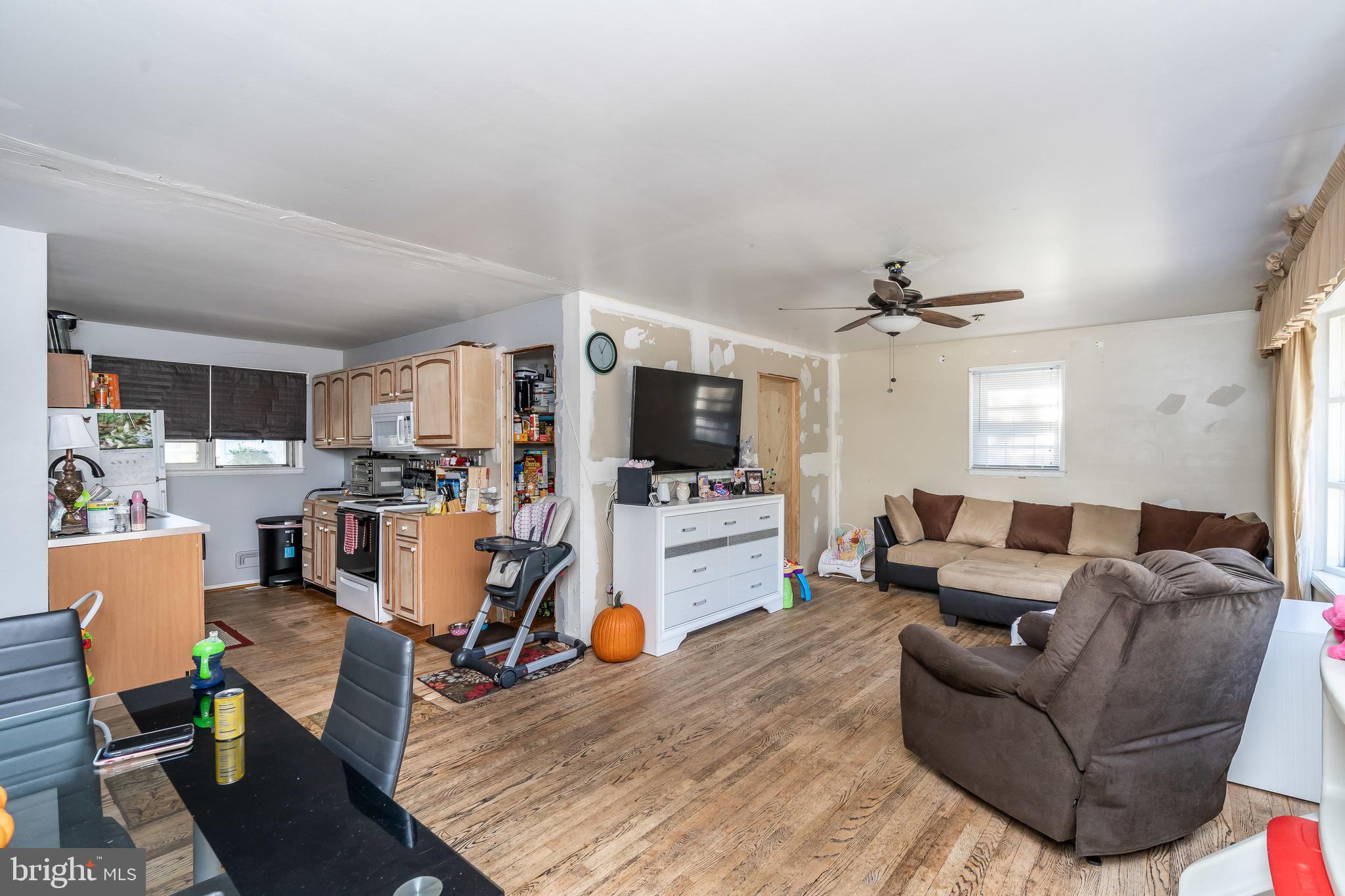 421 North Hammonds Ferry Road Linthicum, MD 21090 - Photo 9 of 41 Living Room