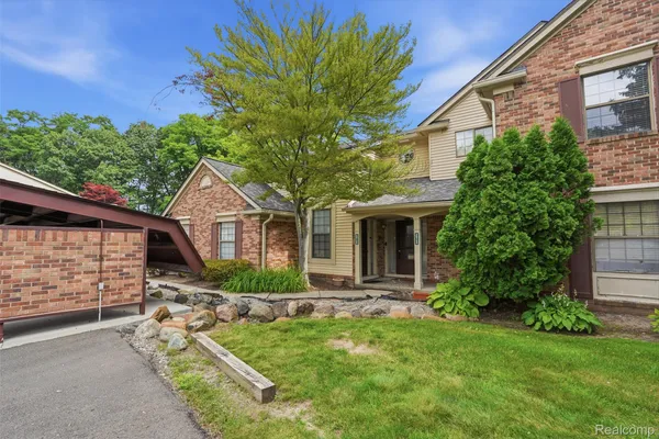 $230,000 | 29726 Pine Ridge Circle, Farmington, MI 48331