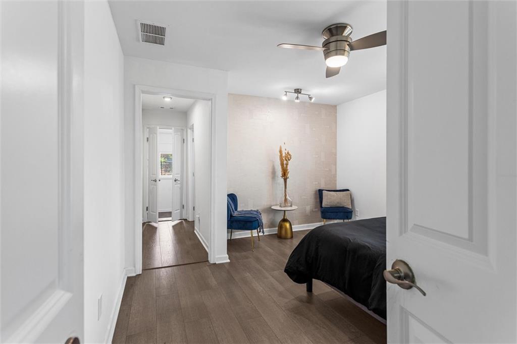 1111 Valley View Road Southeast Atlanta, GA 30315 - Photo 20 of 31 a living room with furniture