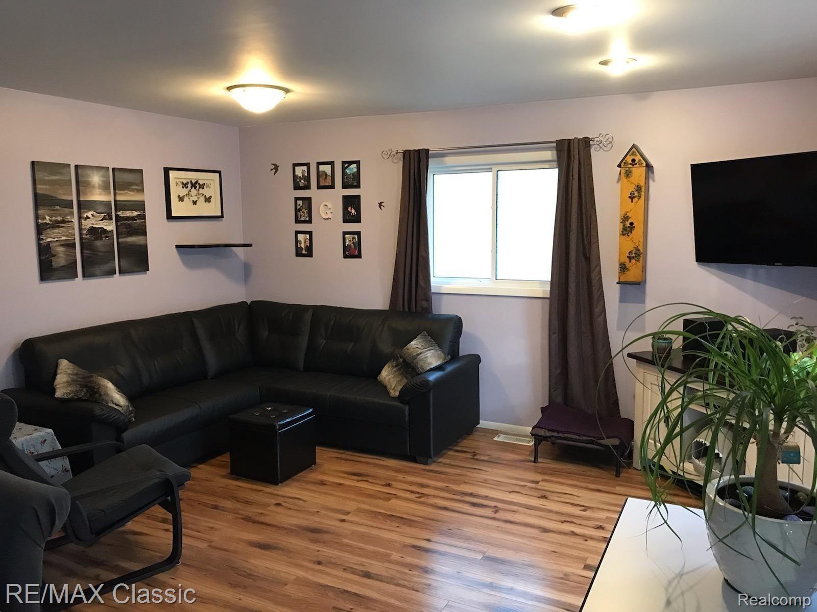 5111 Reymont Road Waterford, MI 48327 - Photo 24 of 47 Living room 1a.jpg