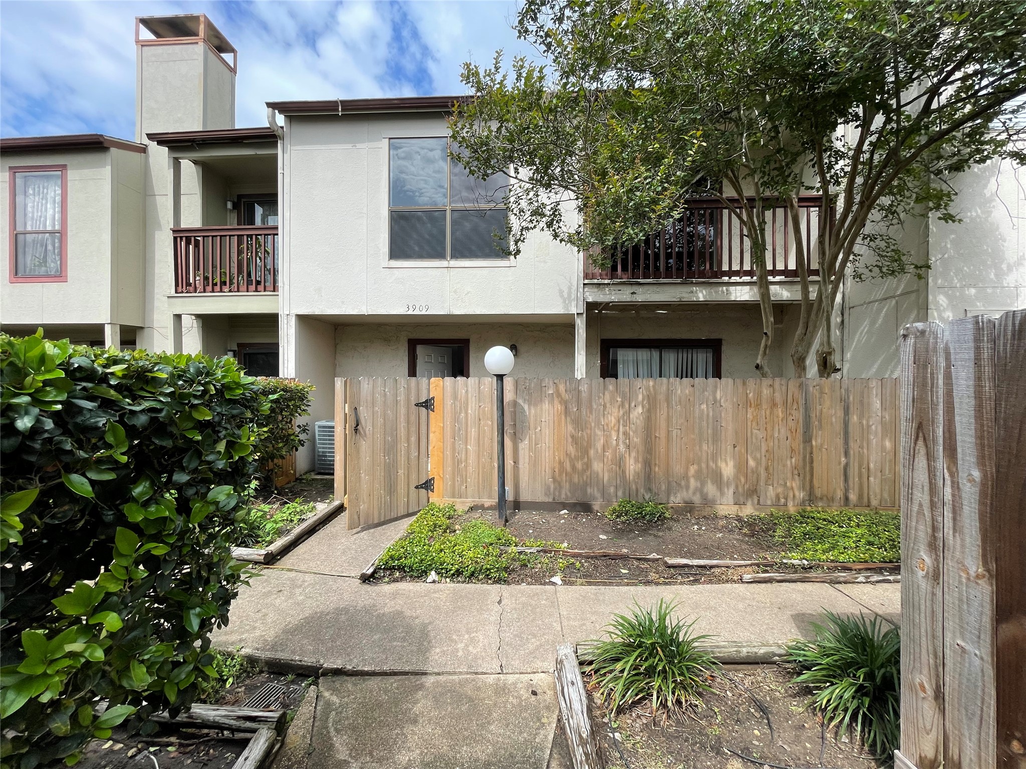 3909 Tanglewilde Street, Unit 3909 Houston, TX 77063 - Photo 3 of 21