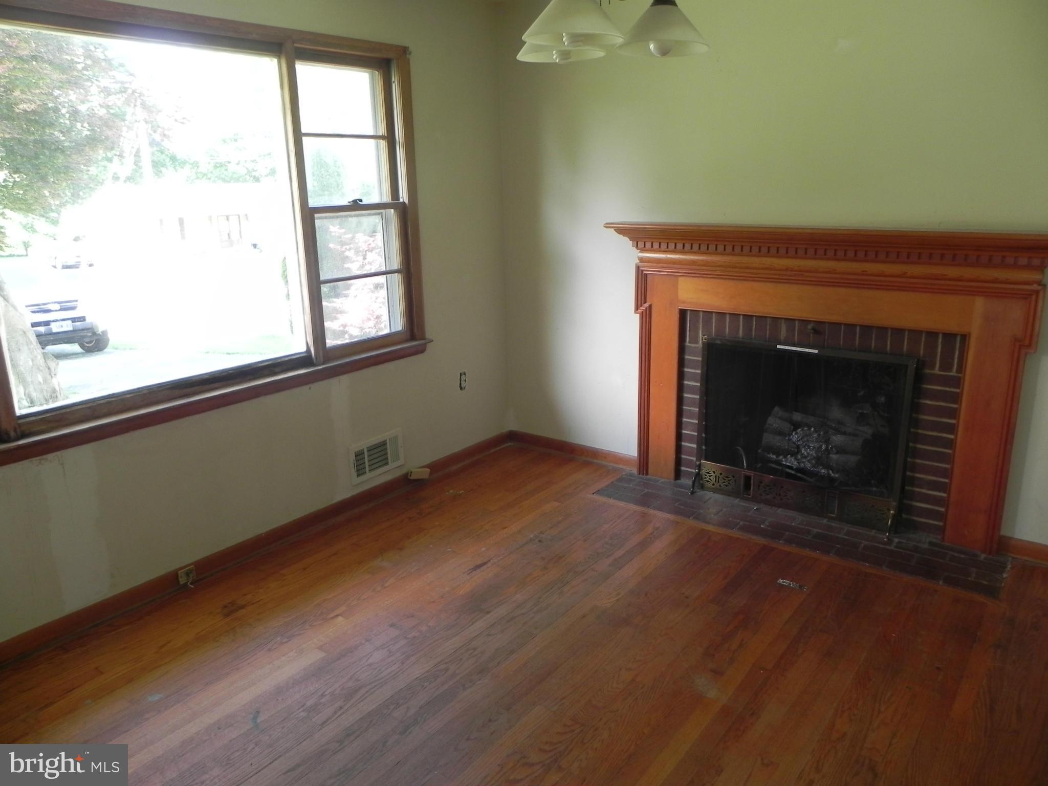 3716 Kanawha Avenue Point of Rocks, MD 21777 - Photo 4 of 11 Living Room