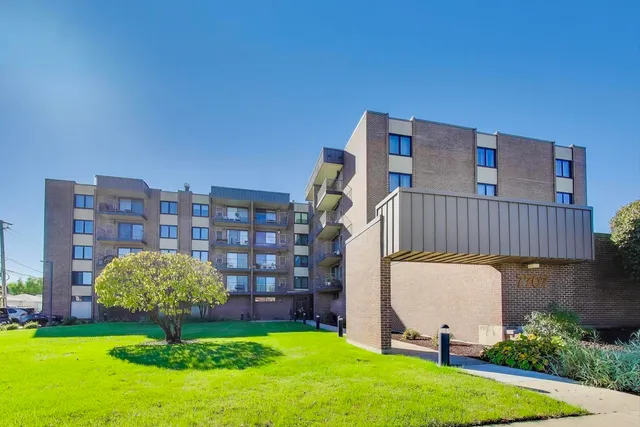 $250,000 | 7707 West Irving Park Road, Unit 303, Chicago, IL 60634