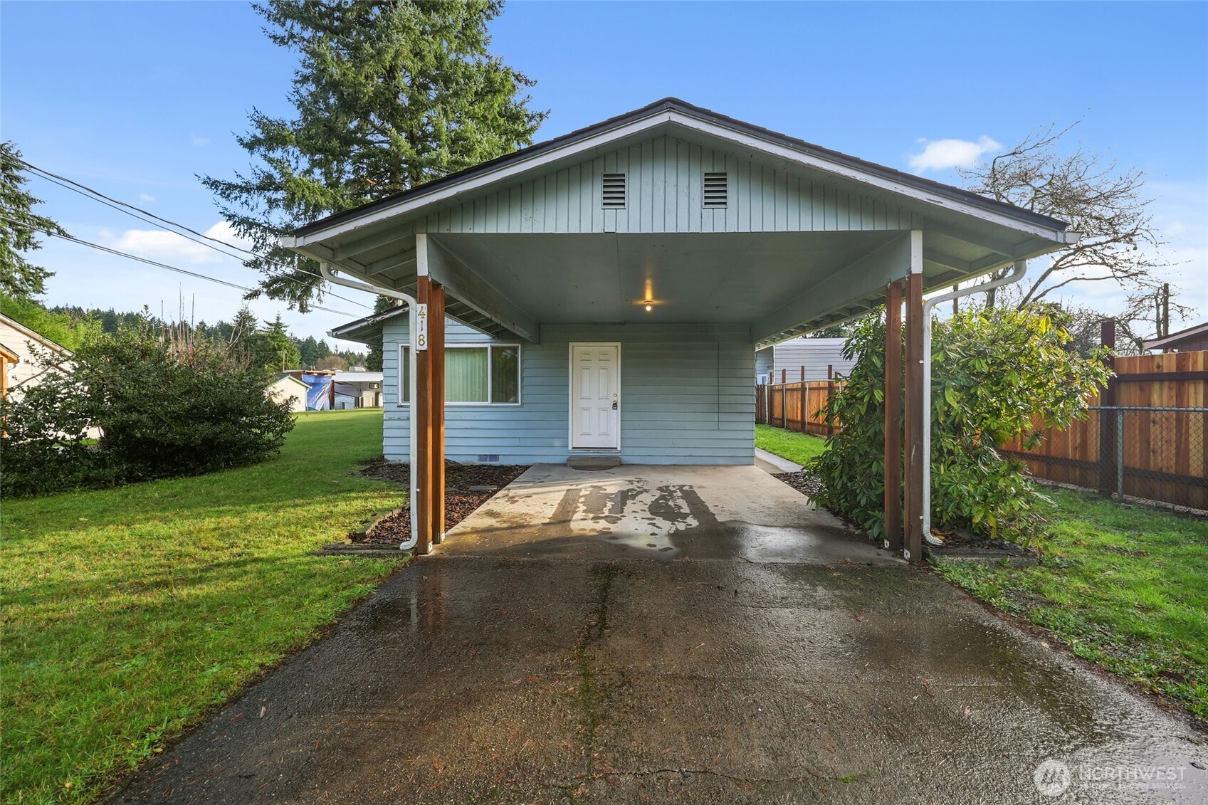 418 North 13th Street Elma, WA 98541 - Photo 2 of 34 a front view of a house with garden