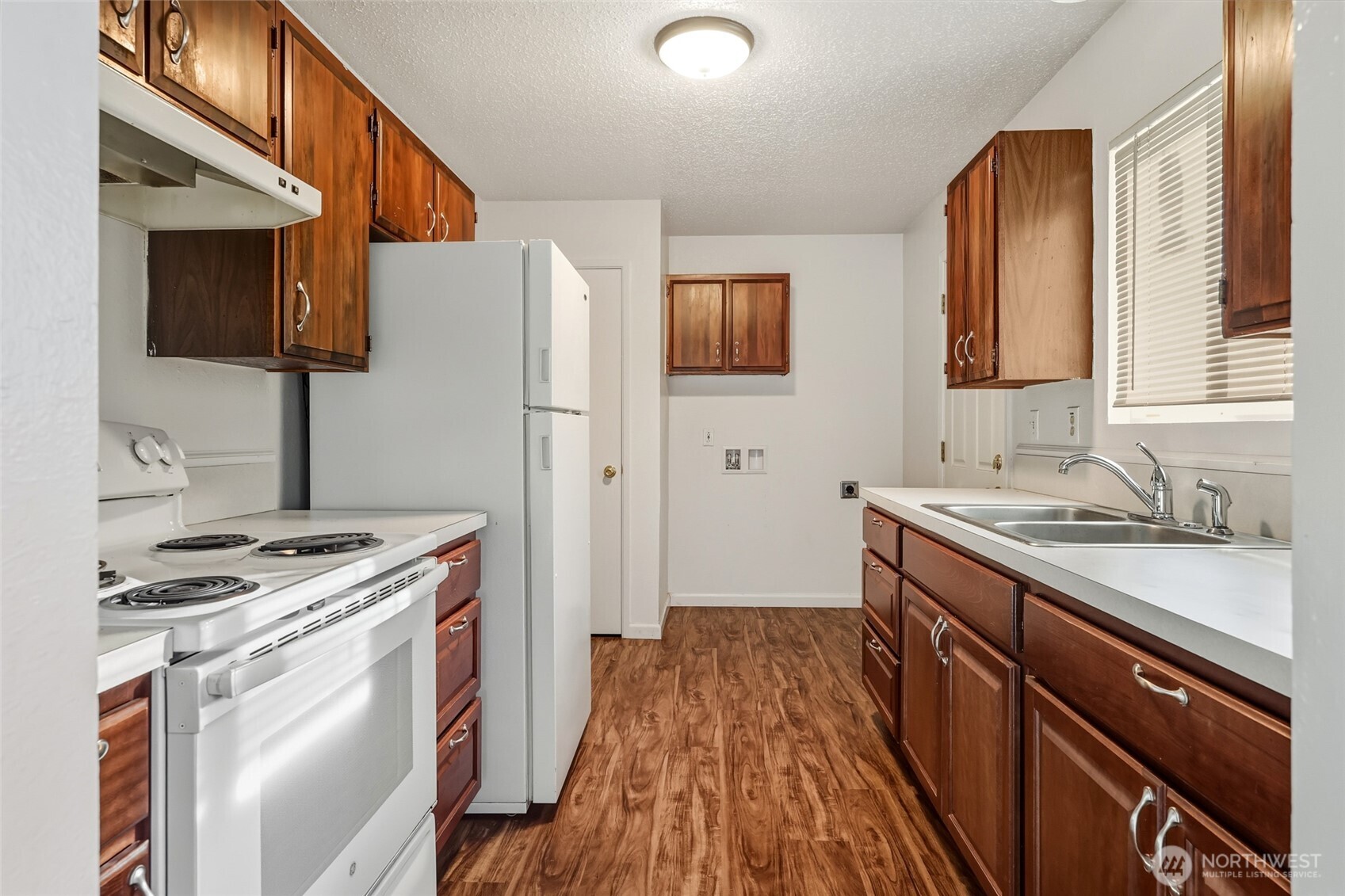 418 North 13th Street Elma, WA 98541 - Photo 5 of 34 a kitchen with a sink stove and refrigerator