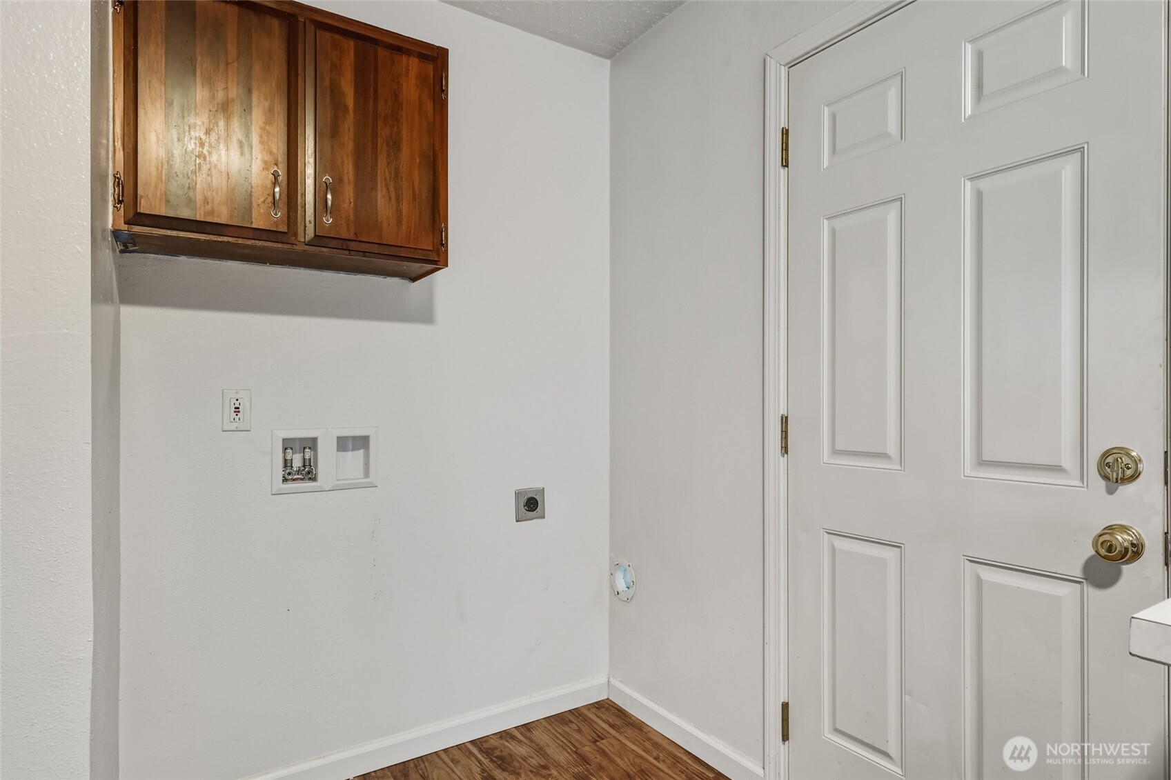 418 North 13th Street Elma, WA 98541 - Photo 8 of 34 a view of front door