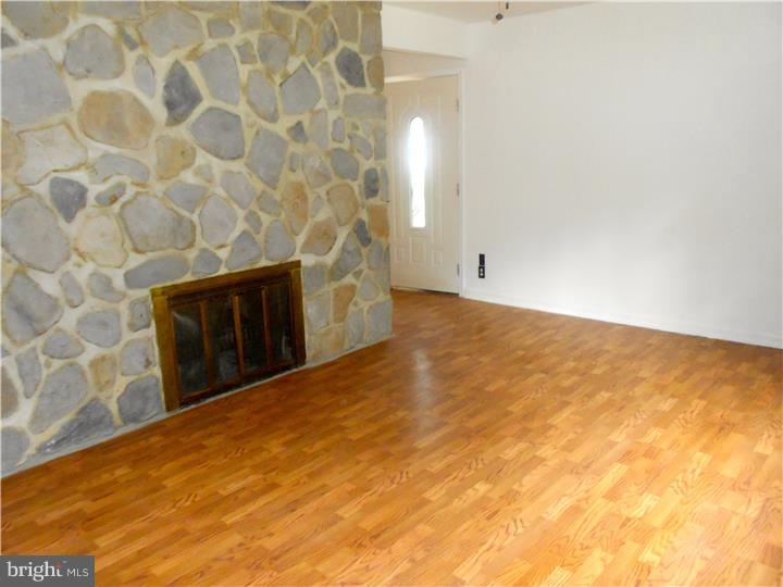 9391 Annapolis Road Philadelphia, PA 19114 - Photo 5 of 25 Living Room