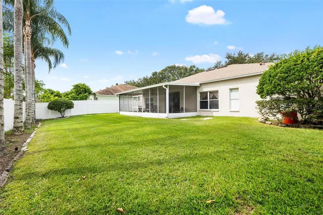 a view of a backyard