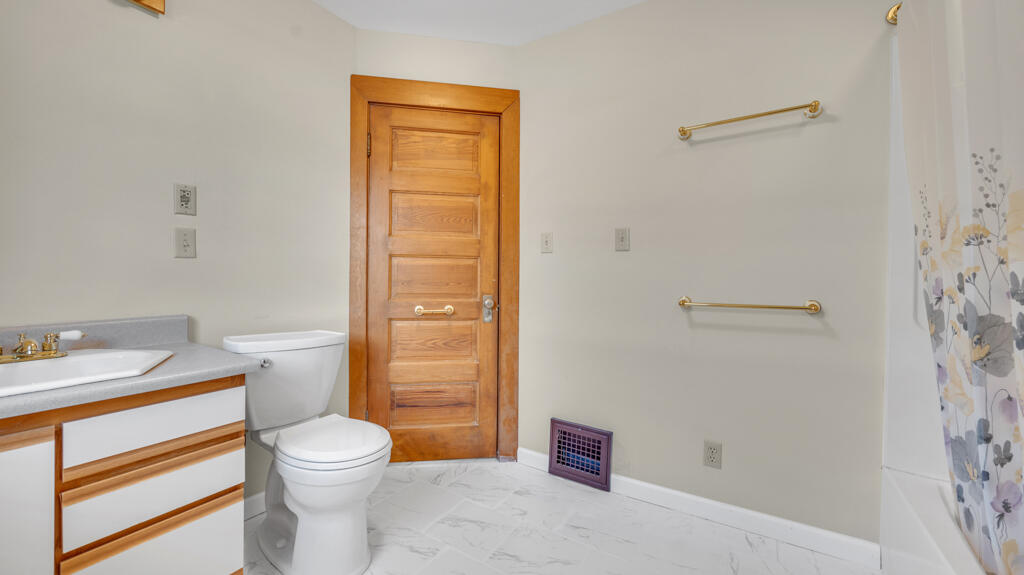 910 North 4th Street Sheboygan, WI 53081 - Photo 26 of 44 Full Bath on Upper