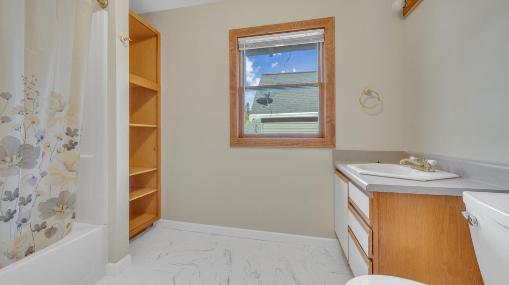 910 North 4th Street Sheboygan, WI 53081 - Photo 27 of 44 Full Bath on Upper