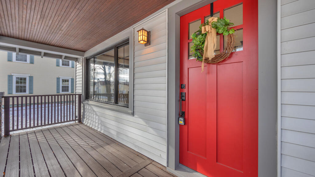 910 North 4th Street Sheboygan, WI 53081 - Photo 5 of 44 Front Entry