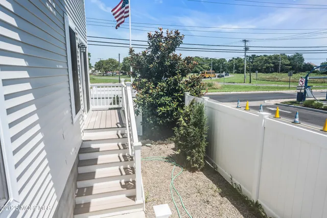 a view of a back yard