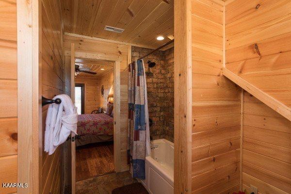 1857 Pinestand Rdg Way Pigeon Forge, TN 37862 - Photo 17 of 49 a view of a bathroom