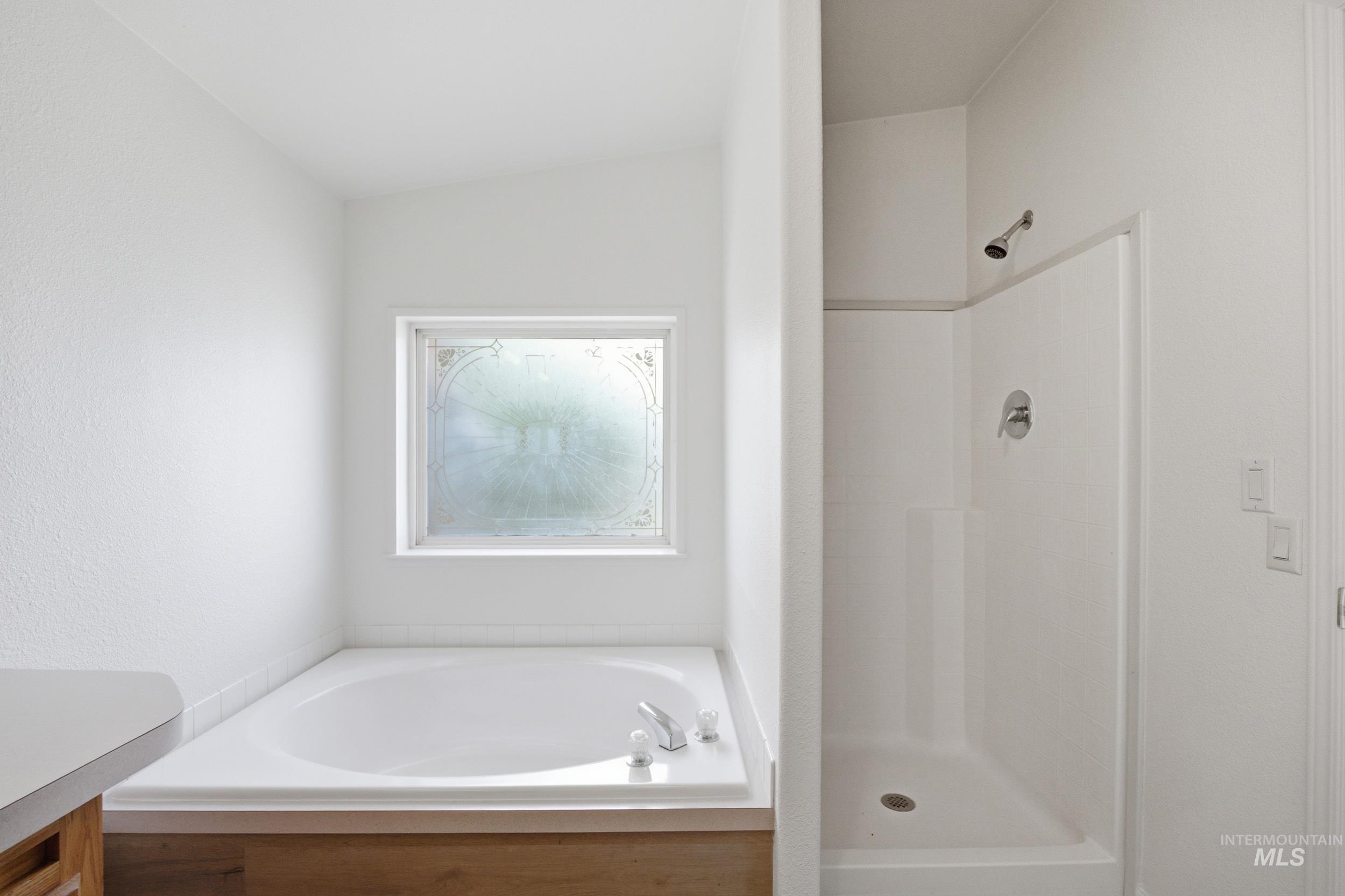 7422 Track Road Nampa, ID 83686 - Photo 23 of 50 Neutral tone interior with light gray carpeting and white painted walls