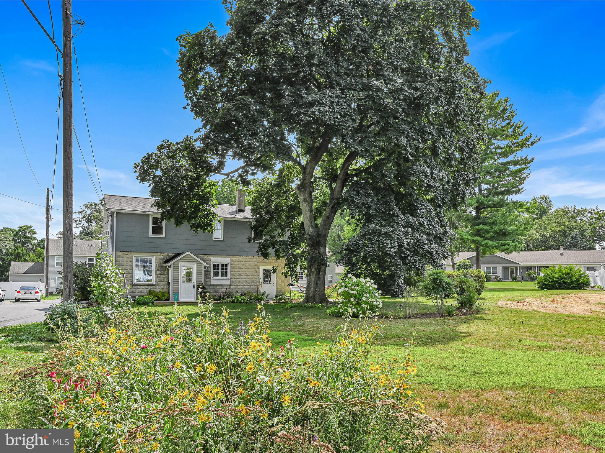 6 South Avenue Landisville, PA 17538 - Photo 2 of 29 Front facing the spacious yard (double lot!)