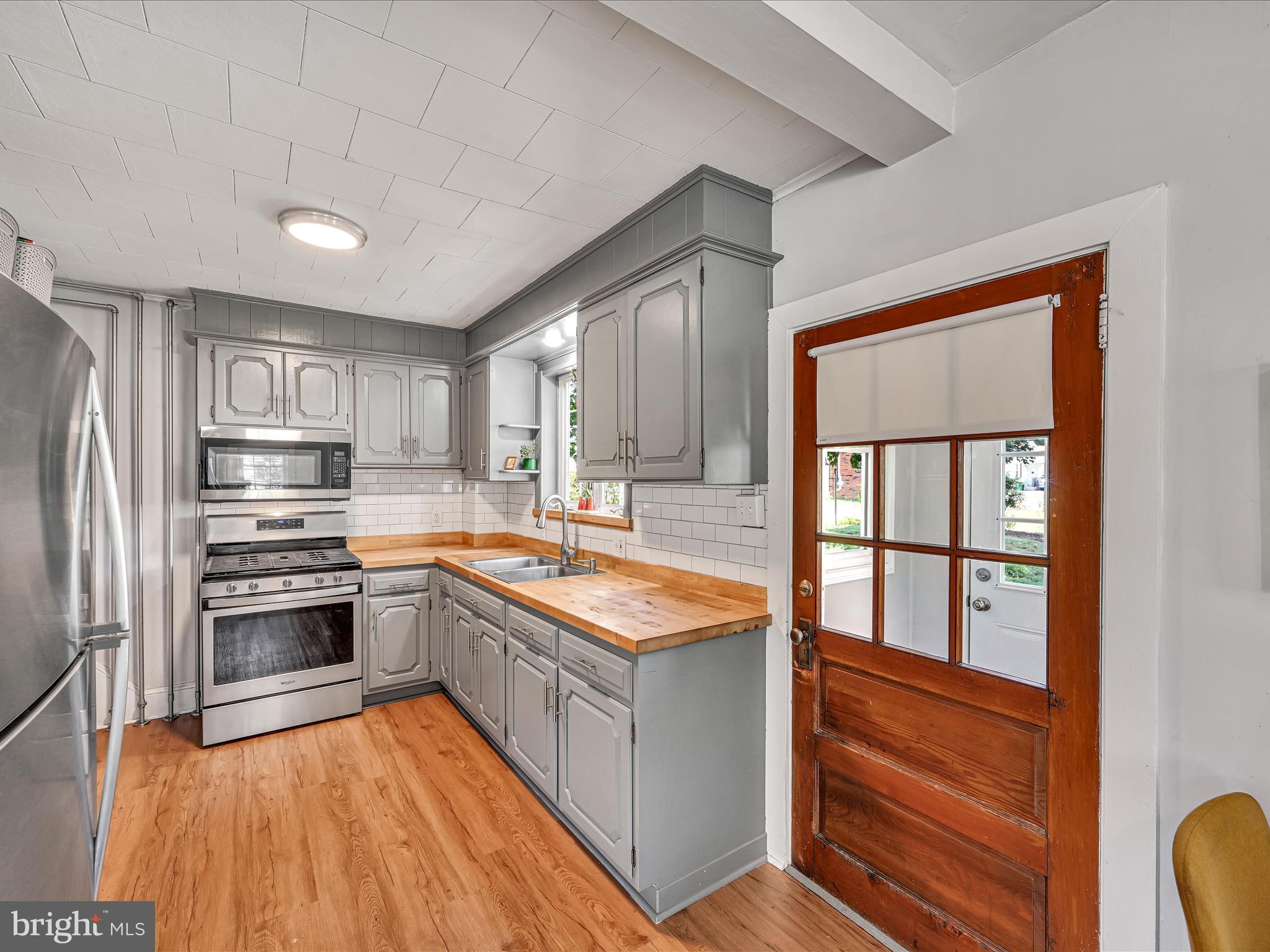 6 South Avenue Landisville, PA 17538 - Photo 8 of 29 Stylish kitchen & front foyer entrance