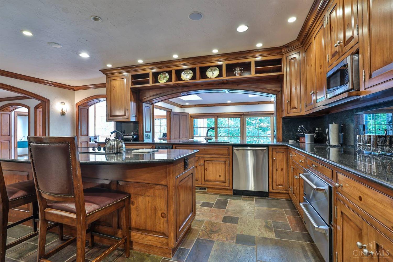 5905 Drake Road Cincinnati, OH 45243 - Photo 20 of 85