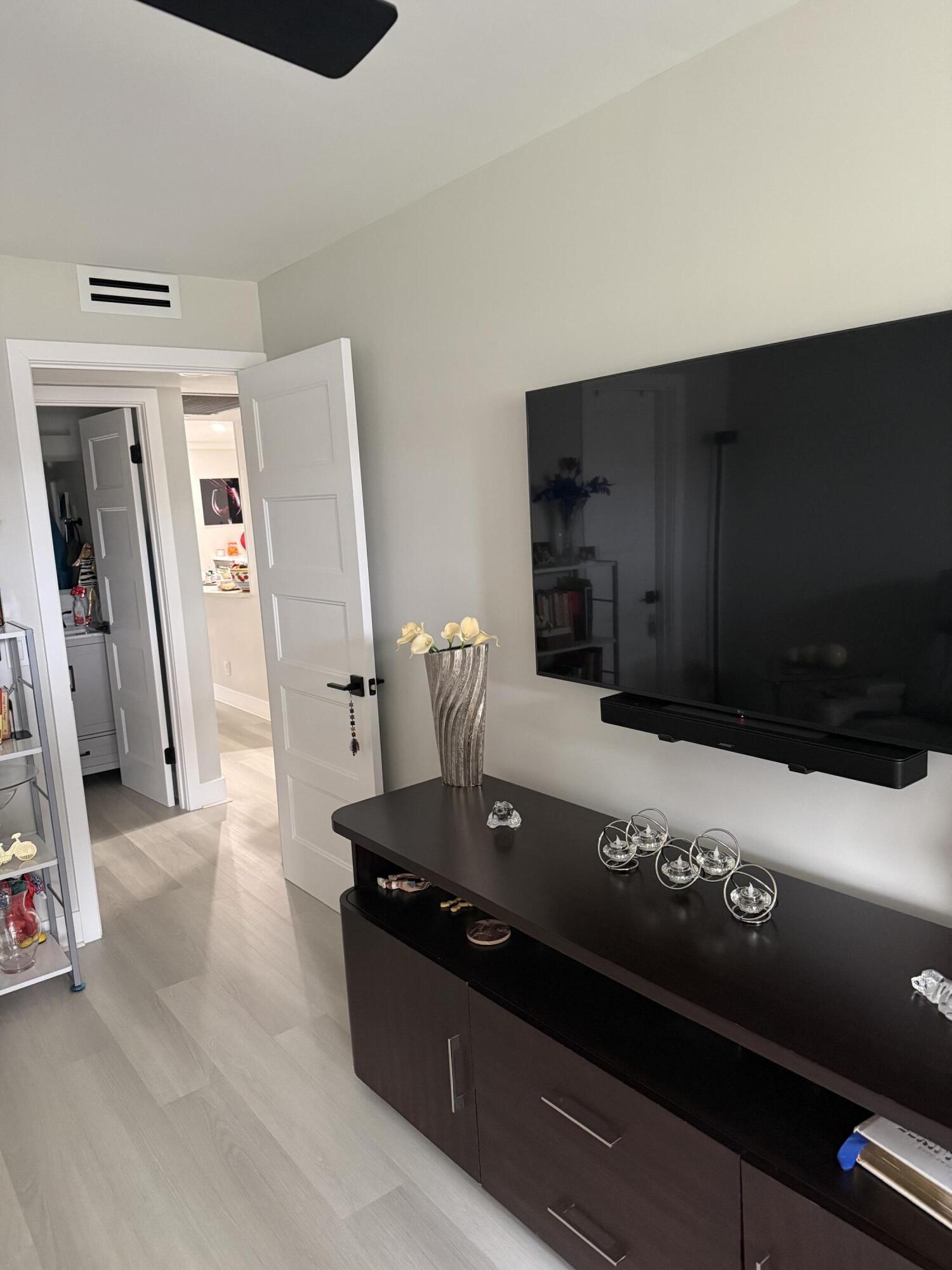 1066 Ainslie Drive, Unit 1066 Boca Raton, FL 33434 - Photo 12 of 28 a living room with furniture