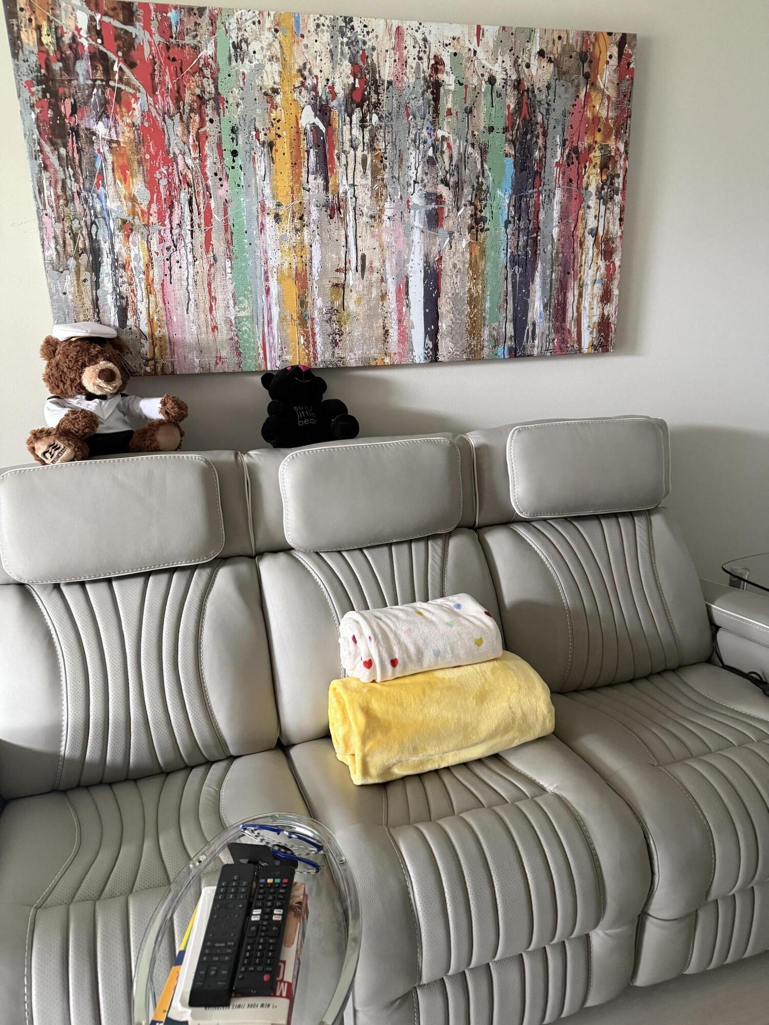 1066 Ainslie Drive, Unit 1066 Boca Raton, FL 33434 - Photo 18 of 28 a living room with furniture and a painting