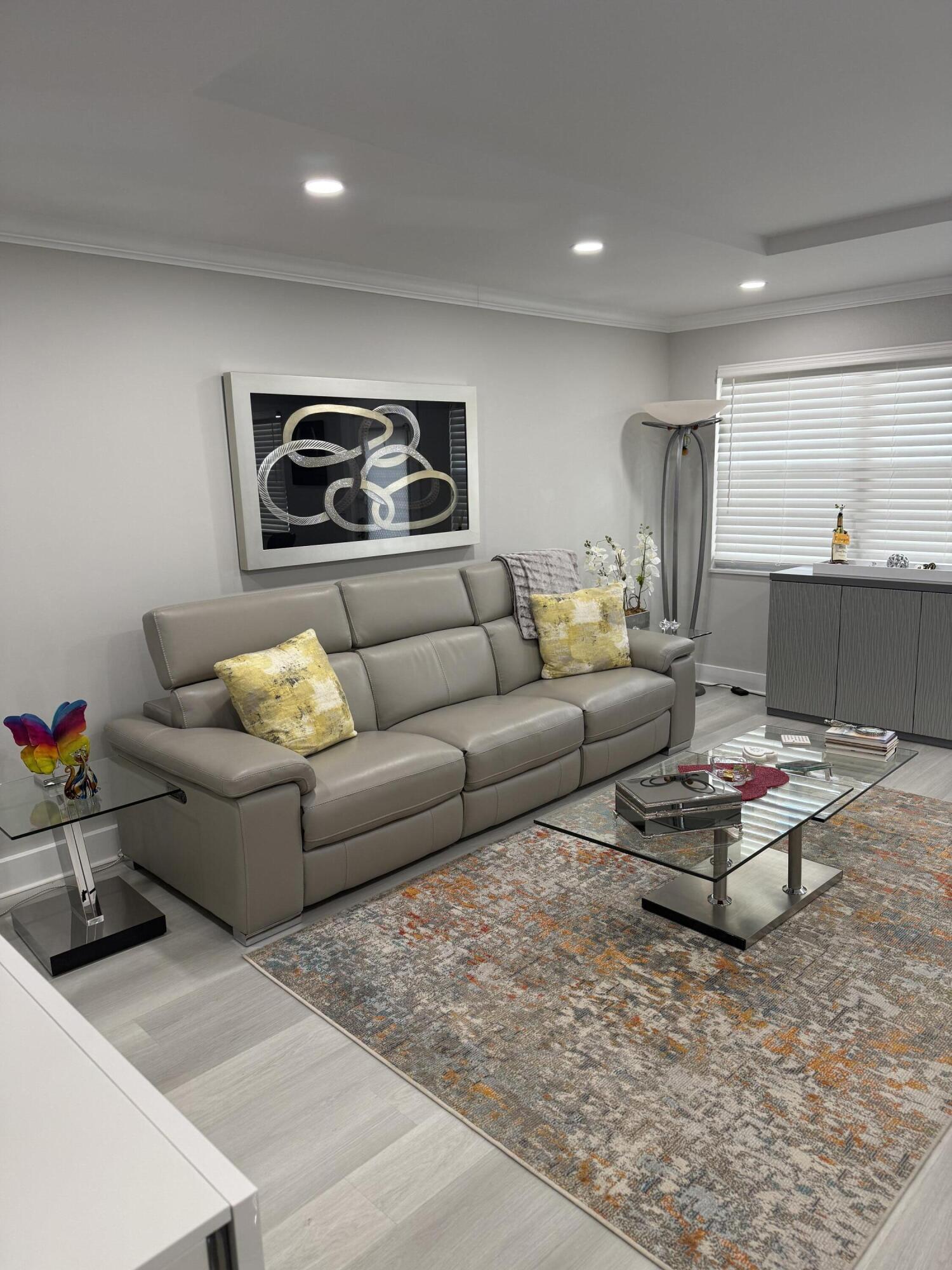 1066 Ainslie Drive, Unit 1066 Boca Raton, FL 33434 - Photo 8 of 28 a living room with furniture and a couch