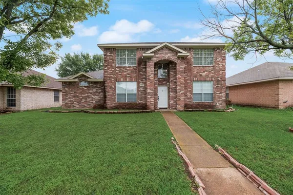 $425,000 | 472 Round Rock Drive, Cedar Hill, TX 75104