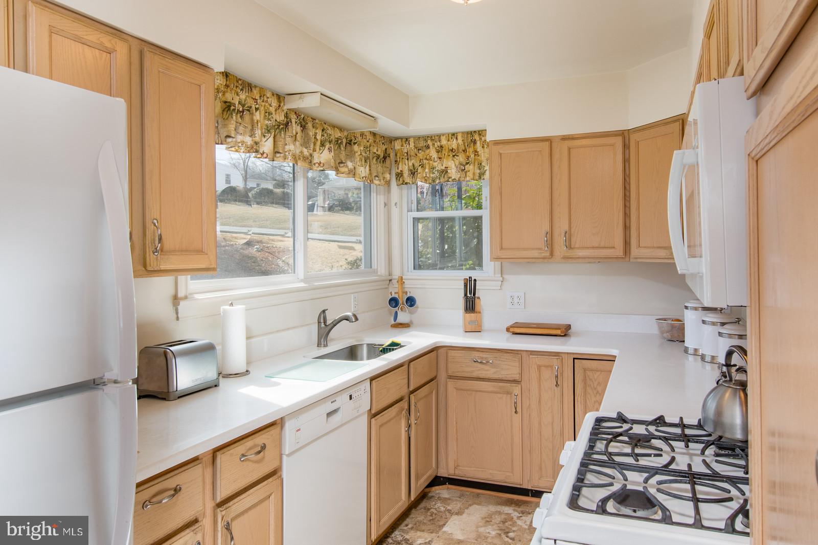 7037 Coventry Road Alexandria, VA 22306 - Photo 3 of 39 Light-filled kitchen
