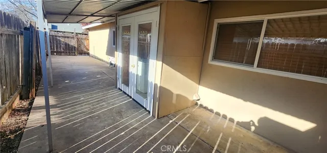 a view of a back yard