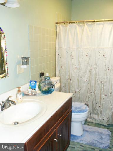 162 Southdown Road Edgewater, MD 21037 - Photo 4 of 18 Attractively Appointed Bath