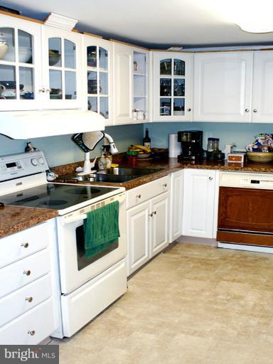 162 Southdown Road Edgewater, MD 21037 - Photo 6 of 18 Galley-Style Kitchen